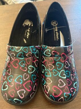 Easy Street - Heart Print Slip-on clogs - Women’s 8